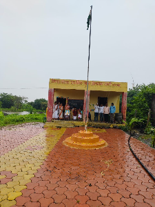 शाळेत ध्वजारोहण कार्यक्रम आयोजित
